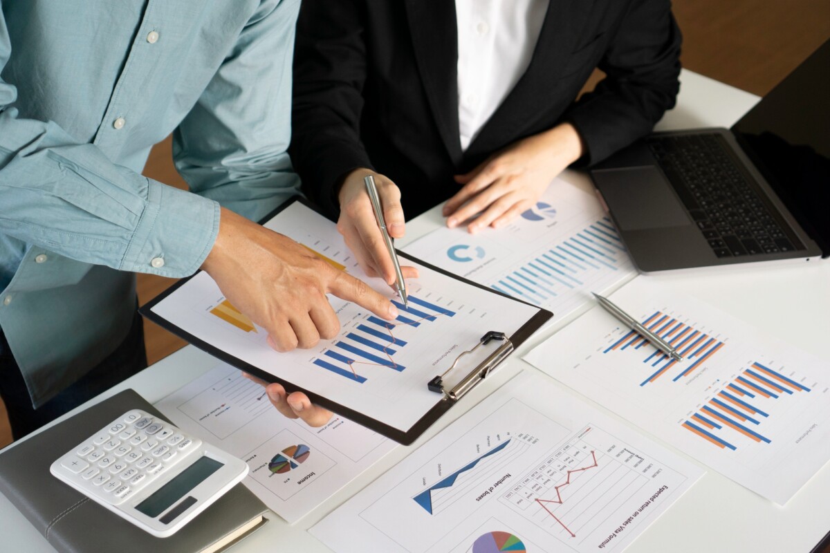 A female financial officer is showing a graph showing the company's fast-growing financial results t